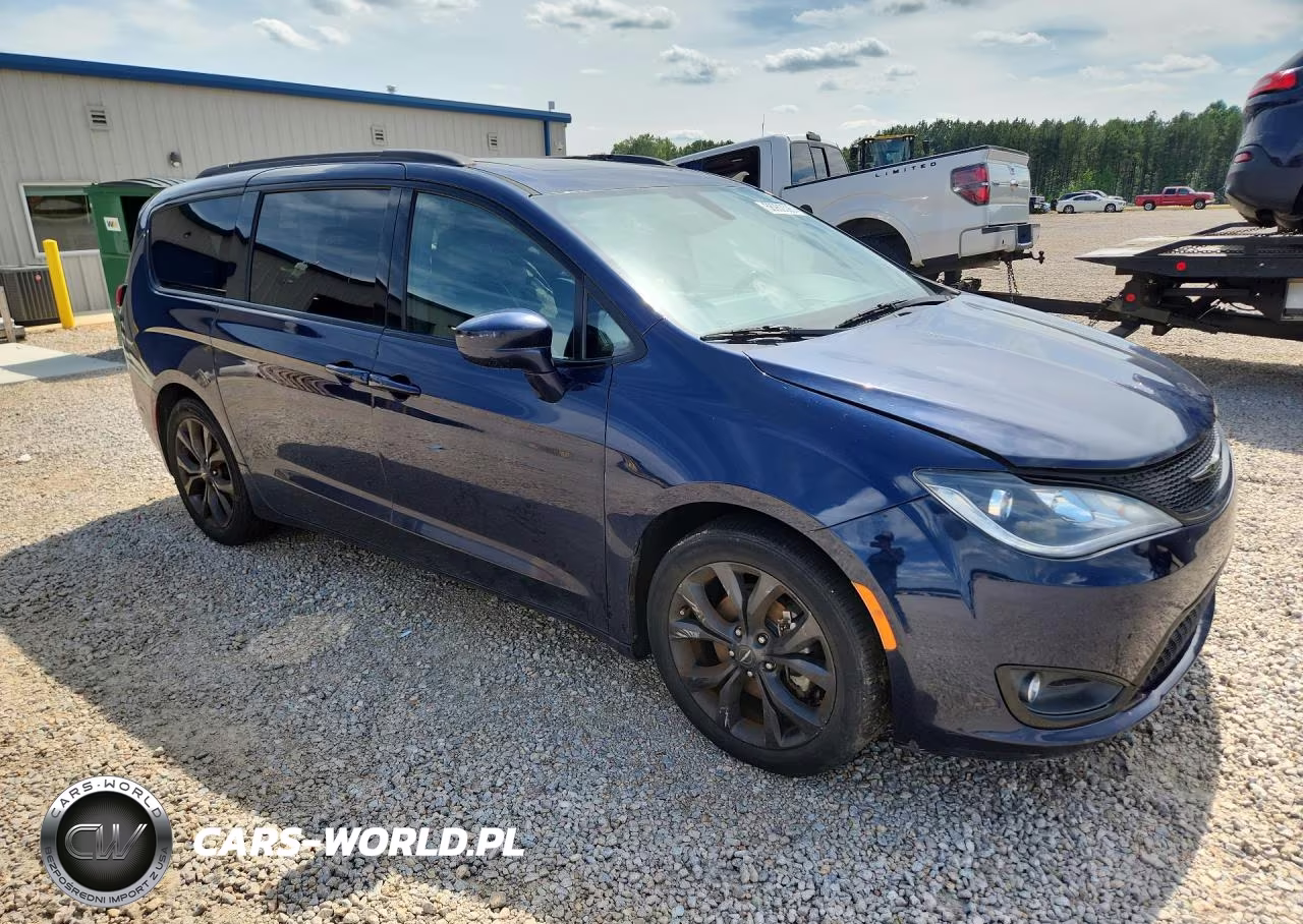 2018 Chrysler Pacifica Touring L Plus VIN:2C4RC1EG4JR165342 - 4
