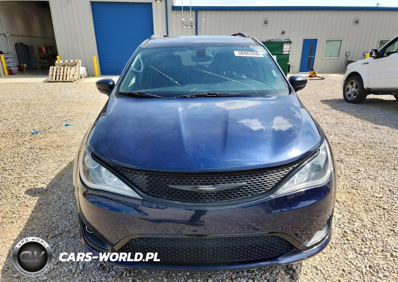 2018 Chrysler Pacifica Touring L Plus VIN:2C4RC1EG4JR165342 - 5