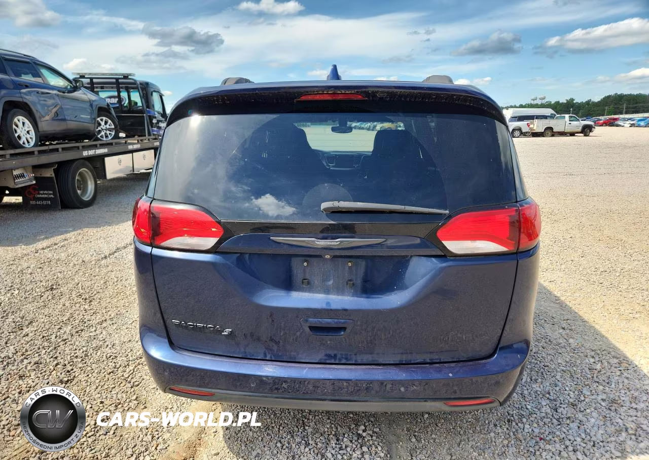 2018 Chrysler Pacifica Touring L Plus VIN:2C4RC1EG4JR165342 - 6