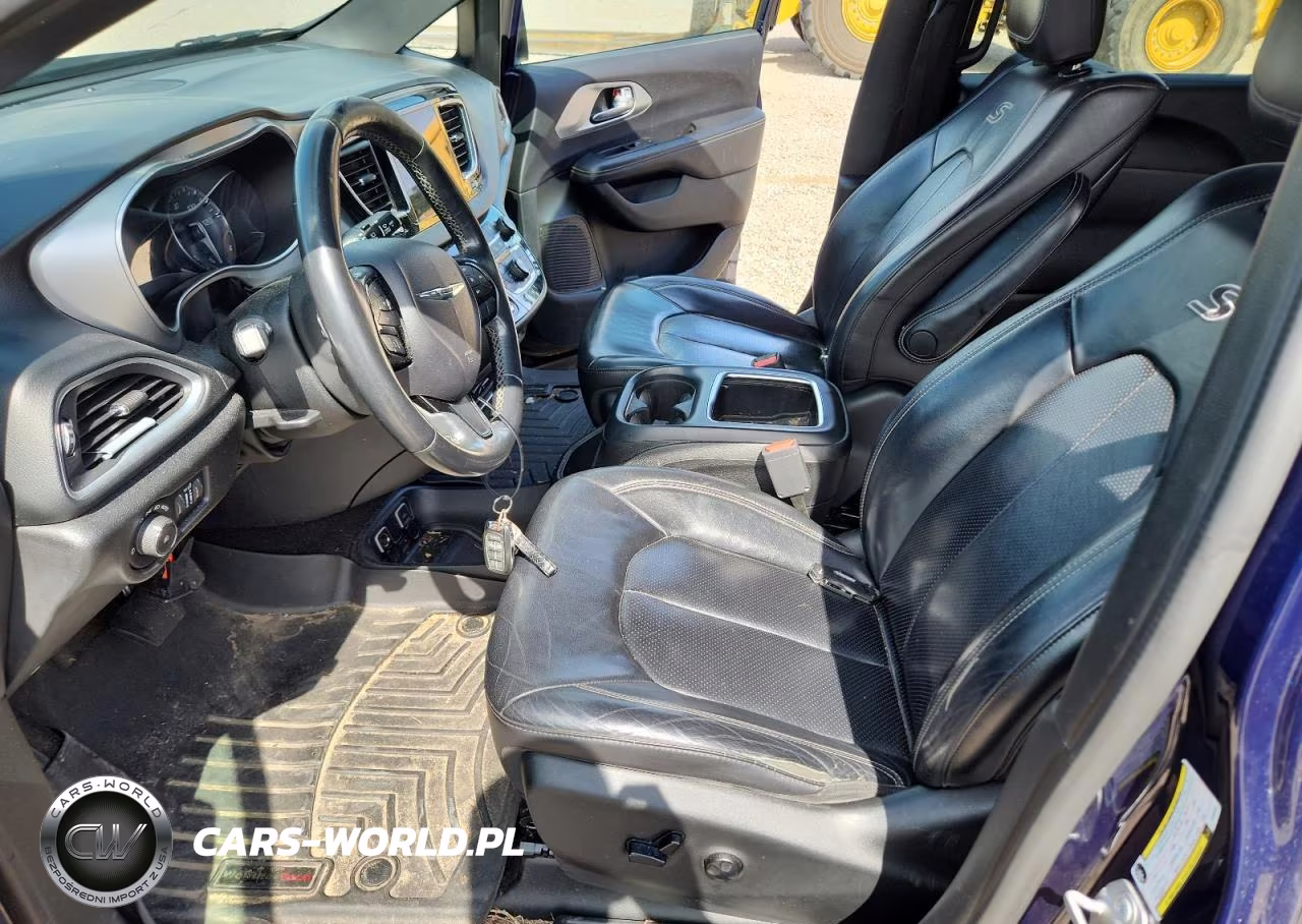 2018 Chrysler Pacifica Touring L Plus VIN:2C4RC1EG4JR165342 - 7