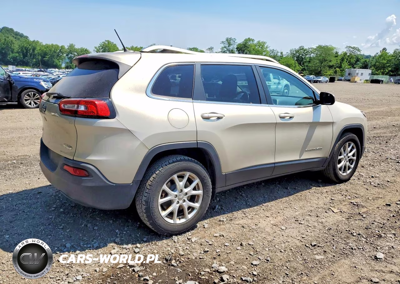 2015 Jeep Cherokee Latitude VIN:1C4PJMCB8FW709605 - 3