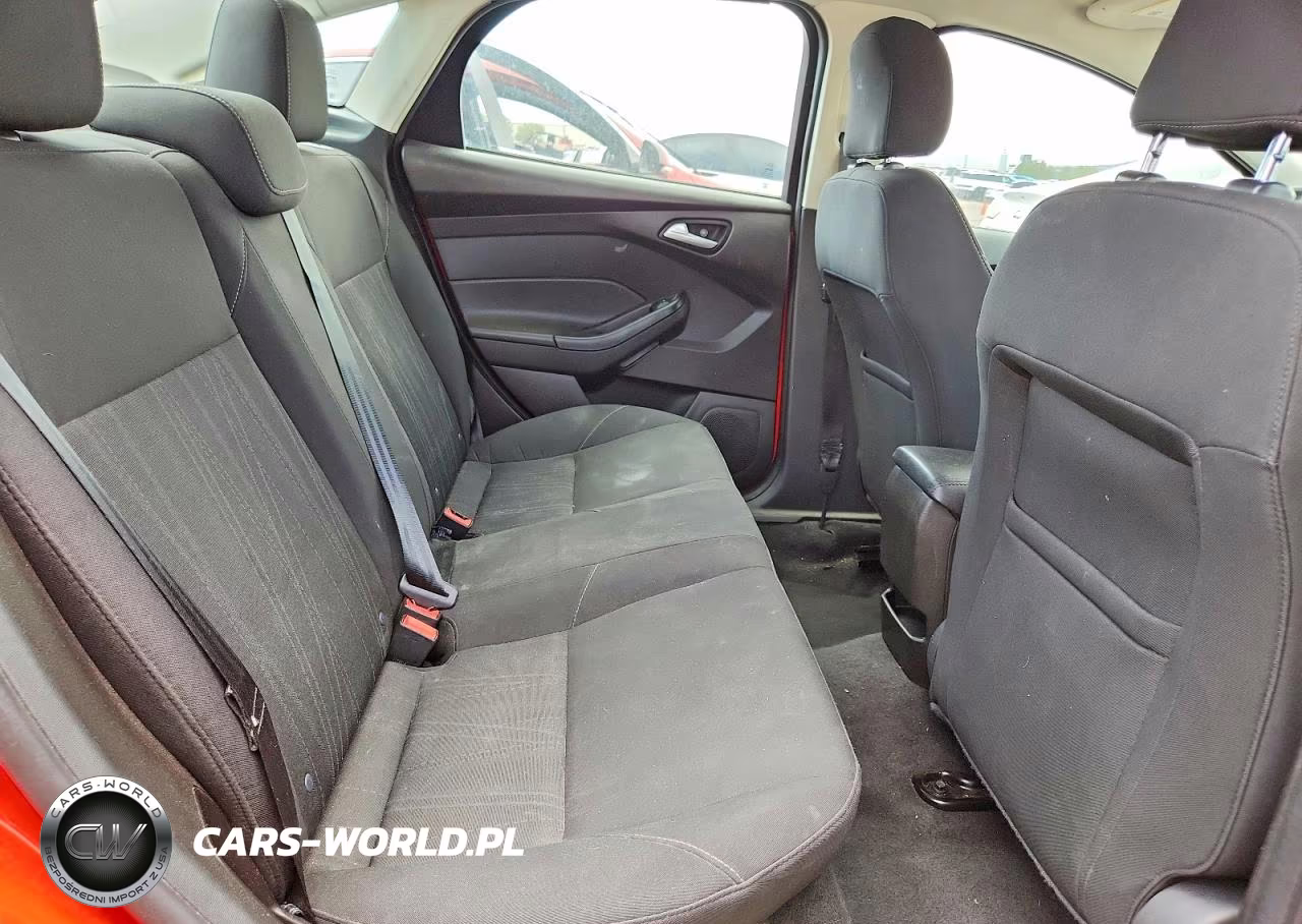 2016 Ford Focus Se VIN:1FADP3F26GL383674 - 10