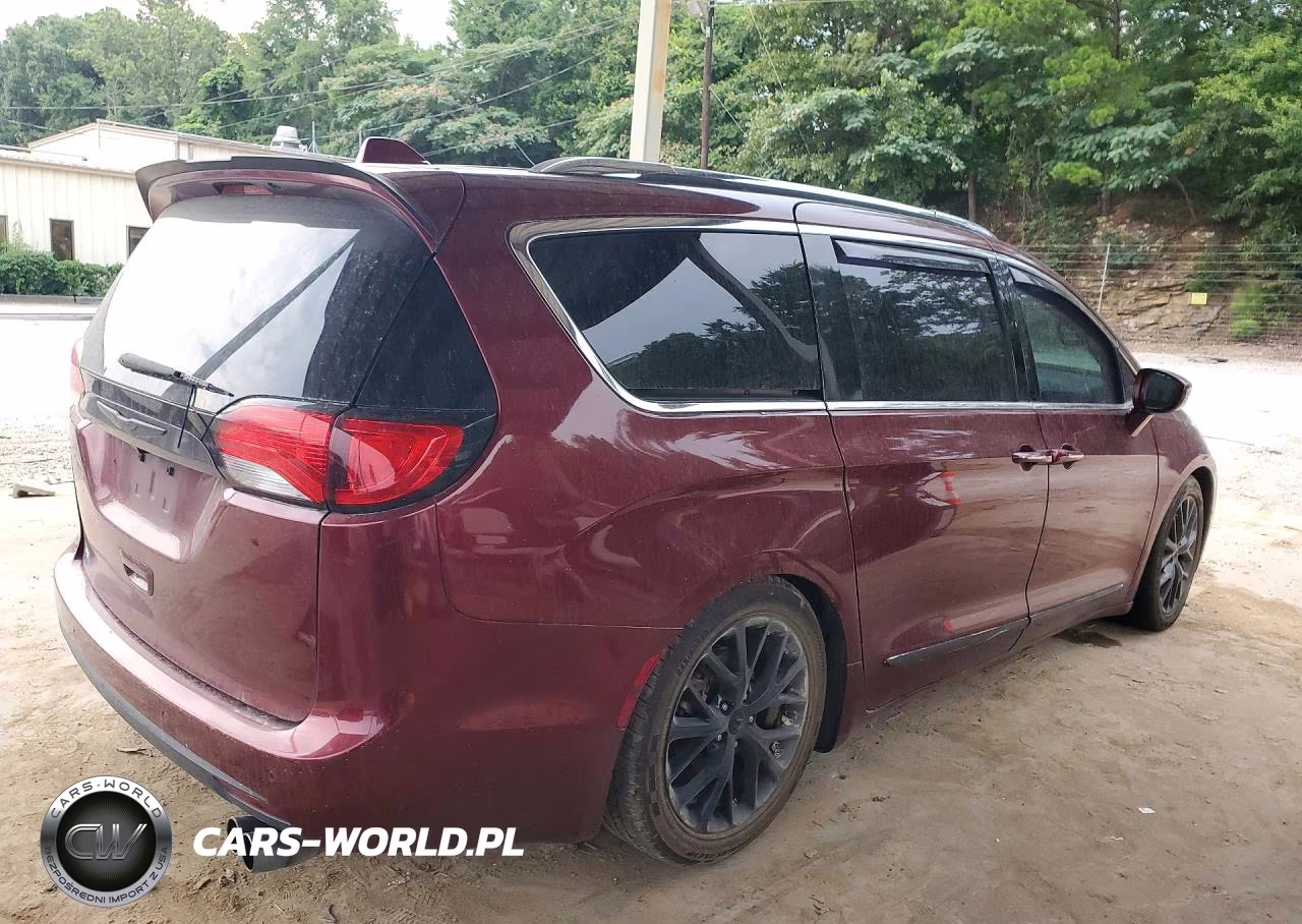 2018 Chrysler Pacifica Touring L VIN:2C4RC1BG7JR126457 - 3