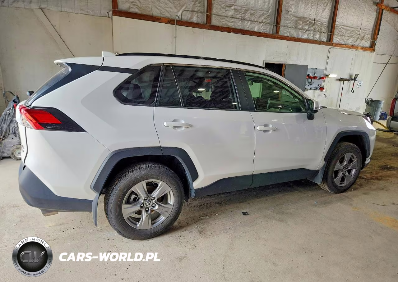 2023 Toyota Rav4 Xle VIN:JTMP1RFVXPD095740 - 3