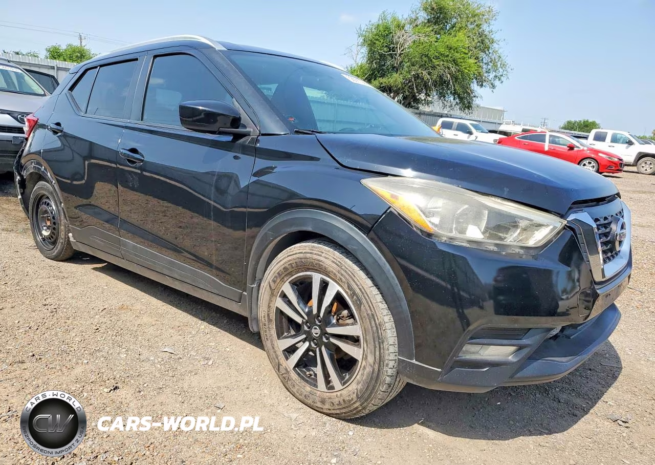 2018 Nissan Kicks Sv VIN:3N1CP5CUXJL507726 - 4