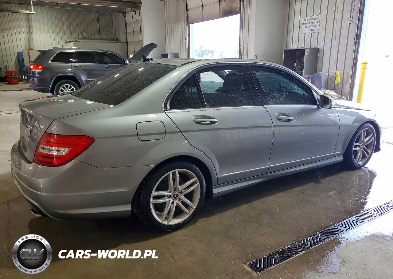 2012 Mercedes-Benz C 300 4Matic VIN:WDDGF8BB8CR231793 - 3