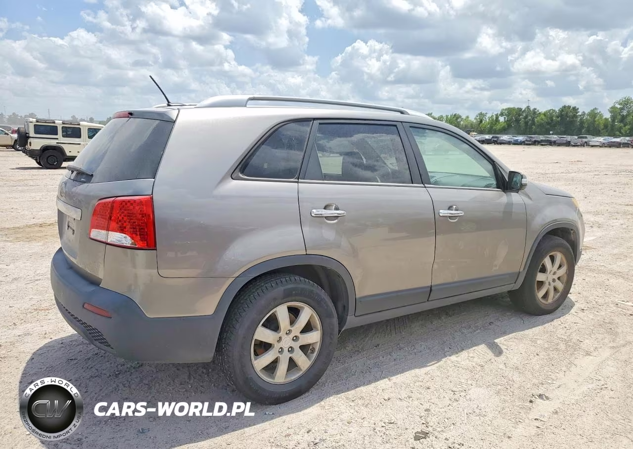 2011 Kia Sorento Lx VIN:5XYKT3A18BG043586 - 3