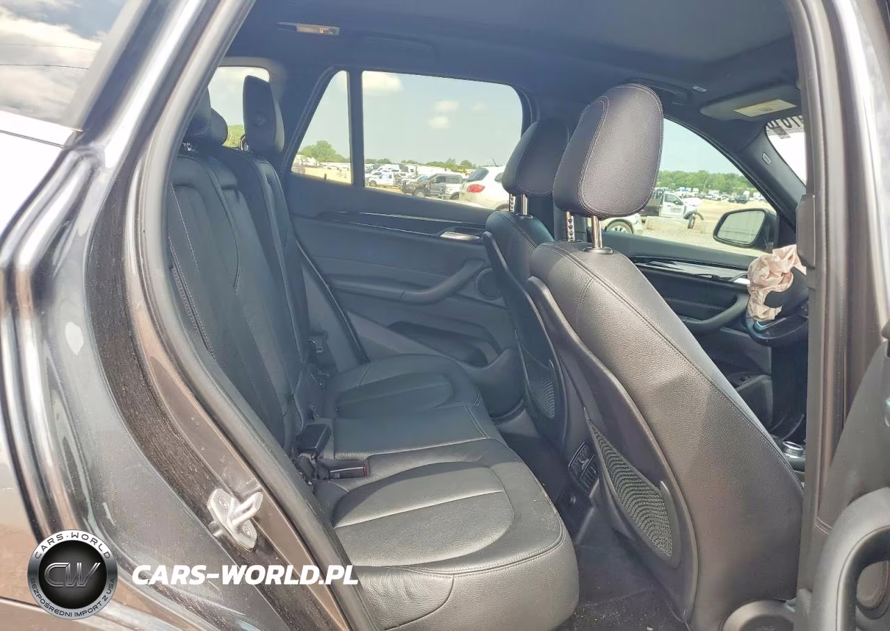2018 BMW X1 xDrive28I VIN:WBXHT3C39J5K22934 - 11