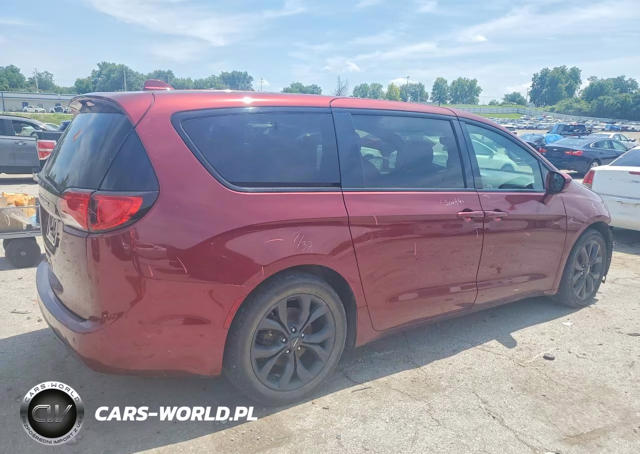 2019 Chrysler Pacifica Touring Plus VIN:2C4RC1FG8KR532016 - 3