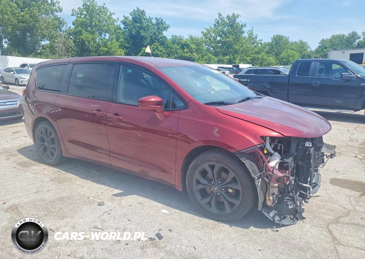 2019 Chrysler Pacifica Touring Plus VIN:2C4RC1FG8KR532016 - 4