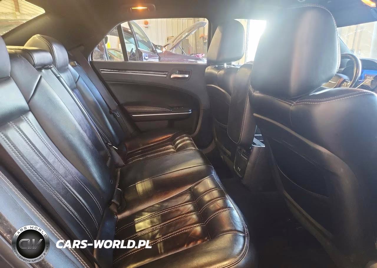 2019 Chrysler 300 S VIN:2C3CCAGG2KH631509 - 10