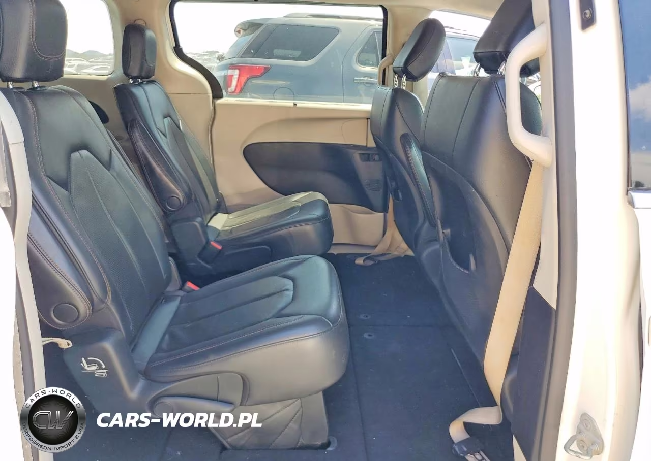 2018 Chrysler Pacifica Touring L VIN:2C4RC1BG0JR120113 - 11