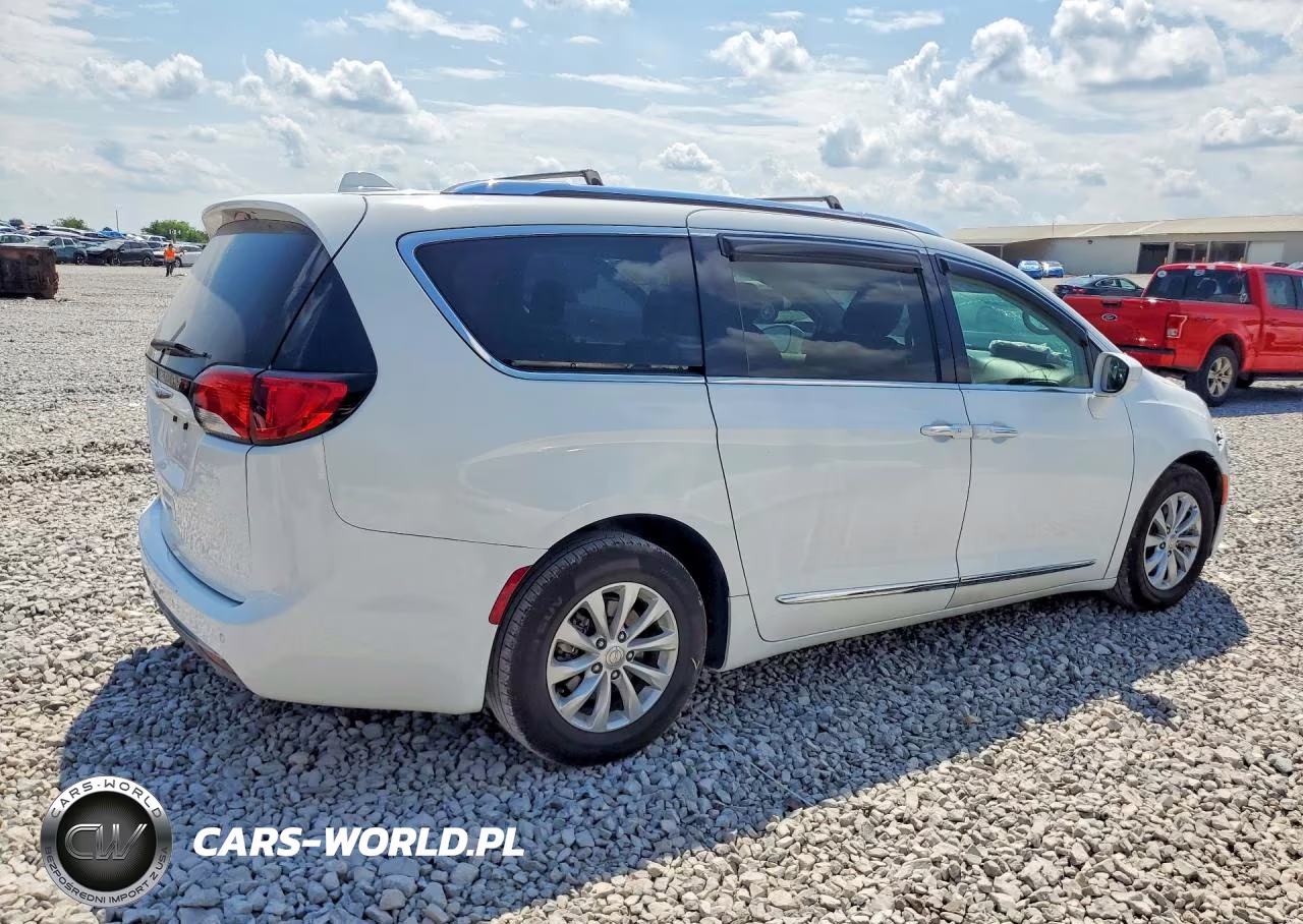 2018 Chrysler Pacifica Touring L VIN:2C4RC1BG0JR120113 - 3