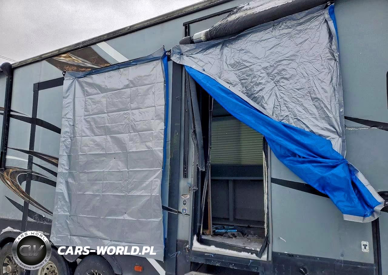 2017 Heartland Cyclone Camper VIN:5SFCG4434HE32644X - 8
