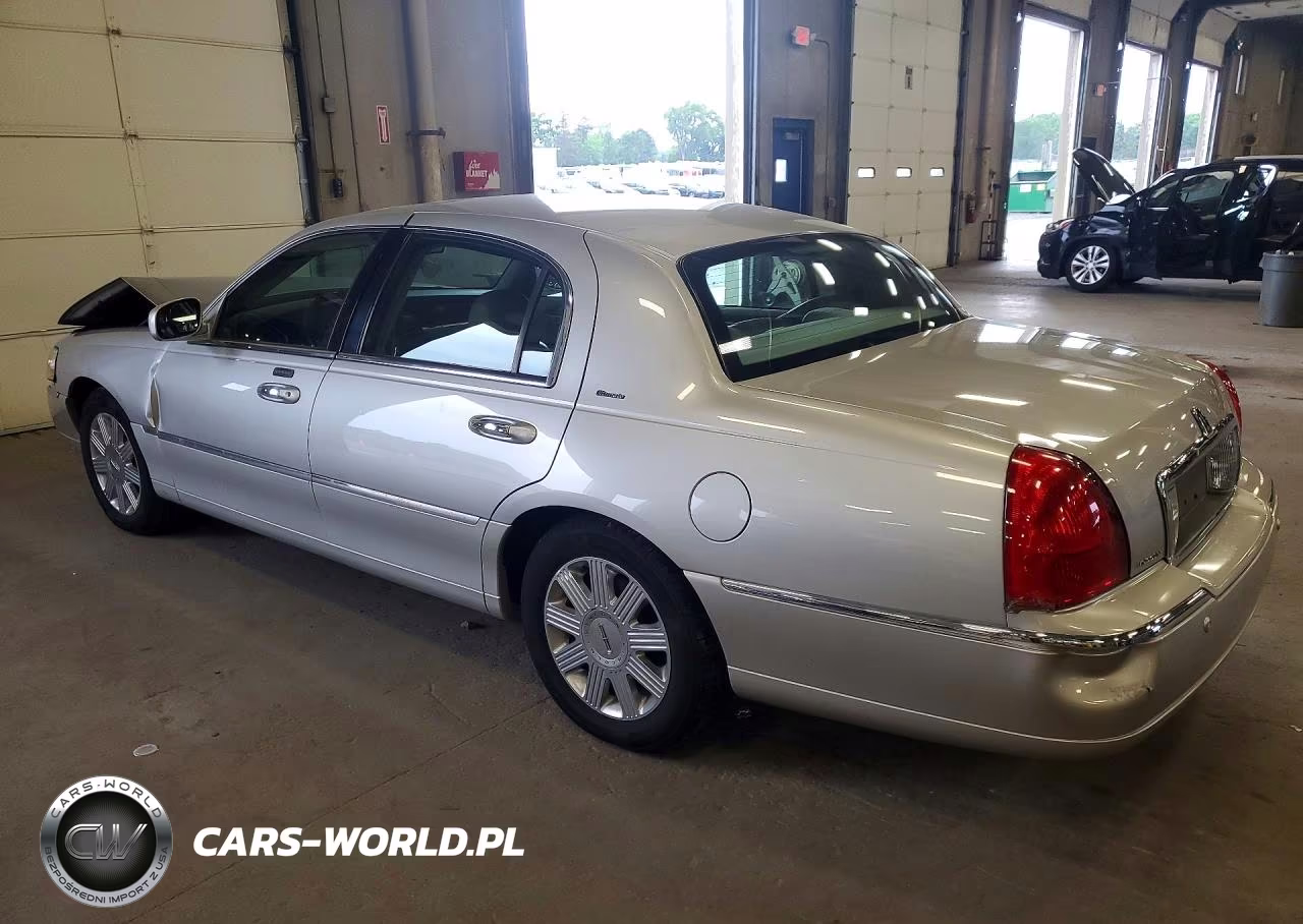 2004 Lincoln Town Car Ultimate VIN:1LNHM83W24Y621135 - 2