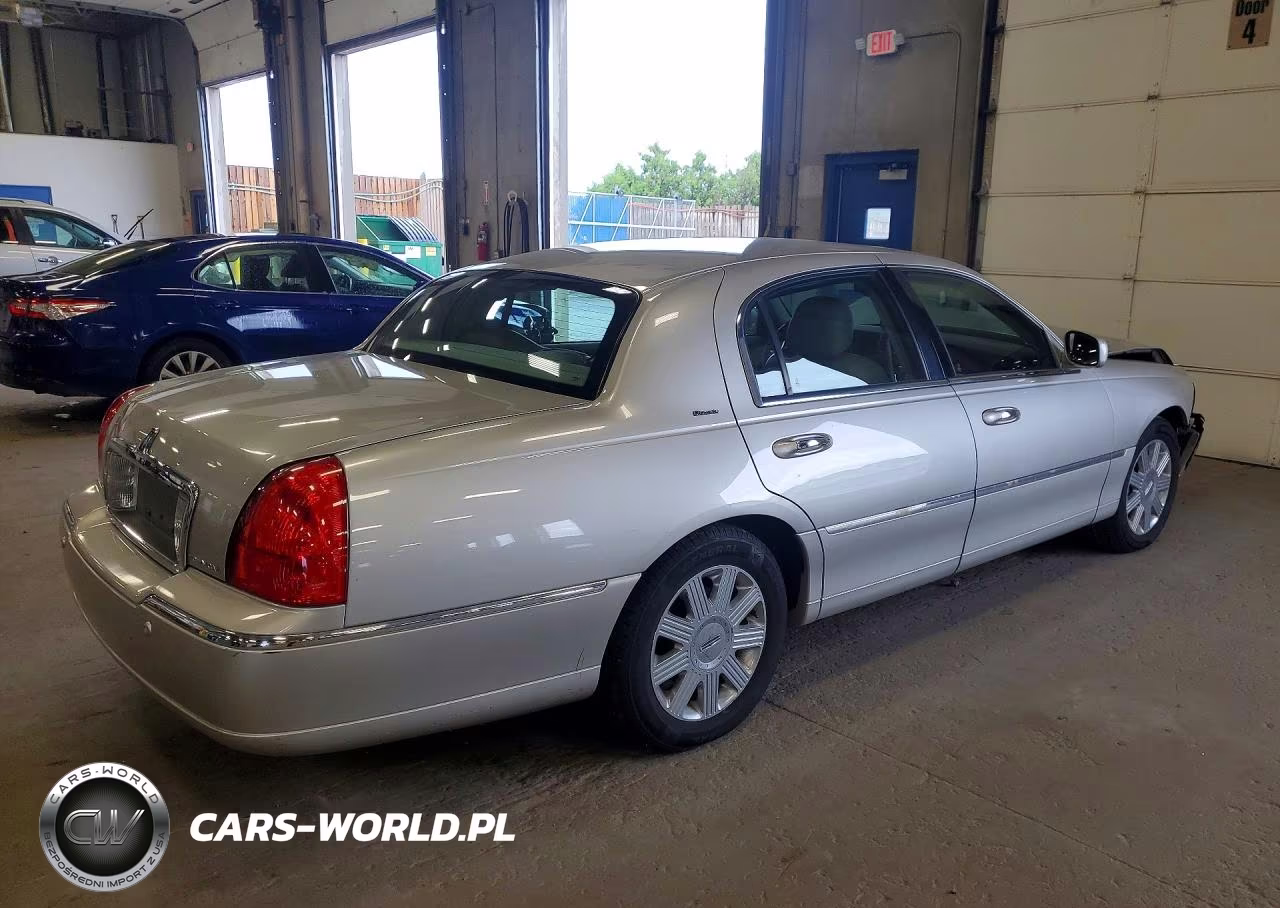 2004 Lincoln Town Car Ultimate VIN:1LNHM83W24Y621135 - 3