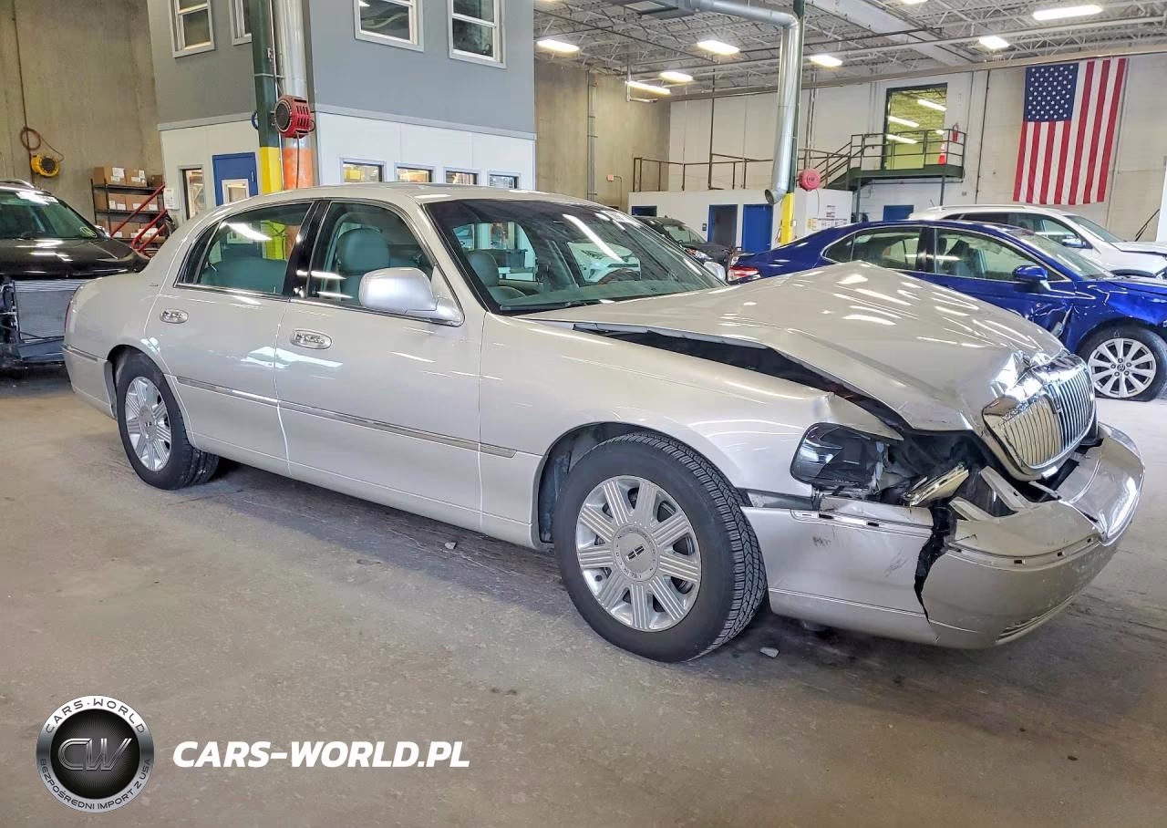 2004 Lincoln Town Car Ultimate VIN:1LNHM83W24Y621135 - 4