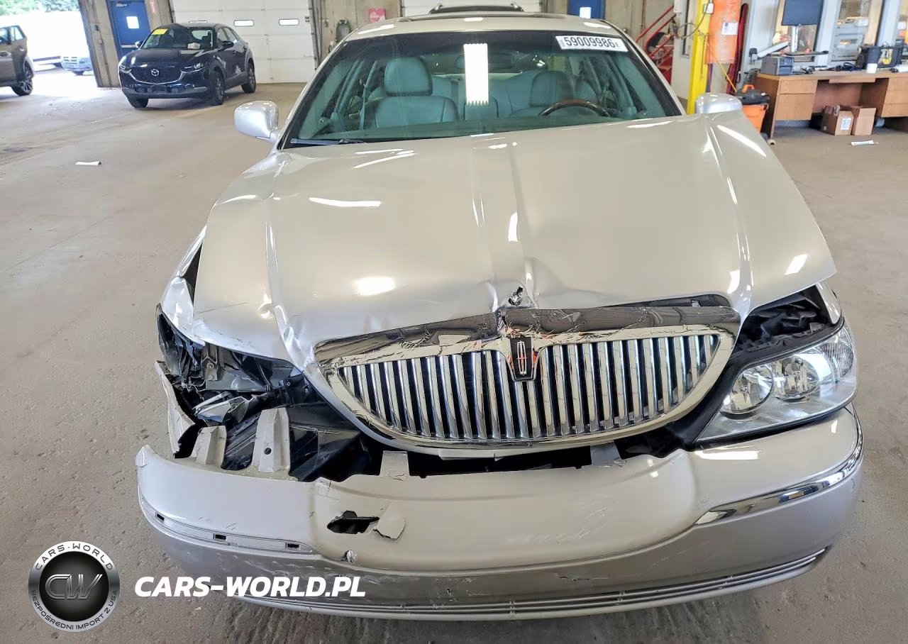 2004 Lincoln Town Car Ultimate VIN:1LNHM83W24Y621135 - 5