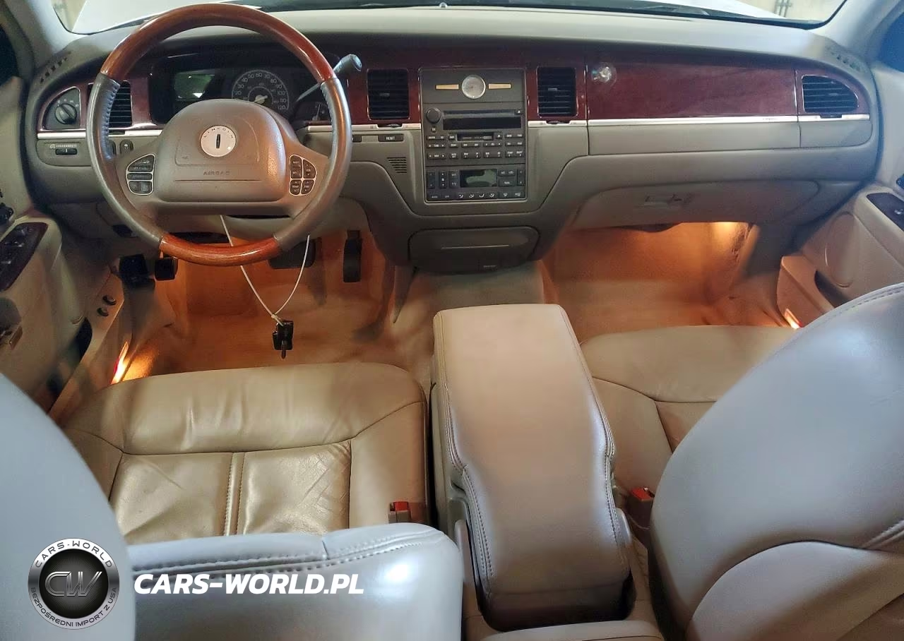 2004 Lincoln Town Car Ultimate VIN:1LNHM83W24Y621135 - 8