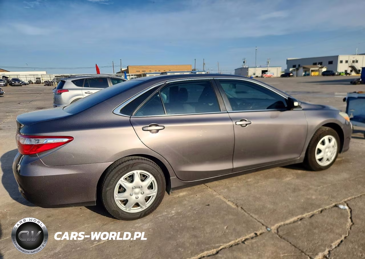 2017 Toyota Camry Le VIN:4T1BF1FK0HU670833 - 3