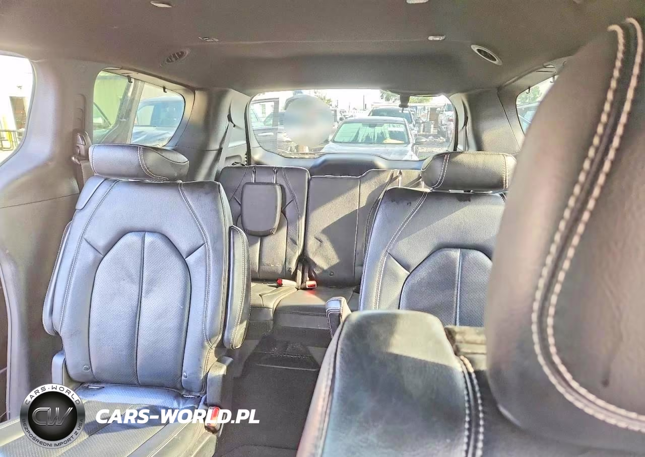 2019 Chrysler Pacifica Touring L Plus VIN:2C4RC1EG1KR667470 - 10