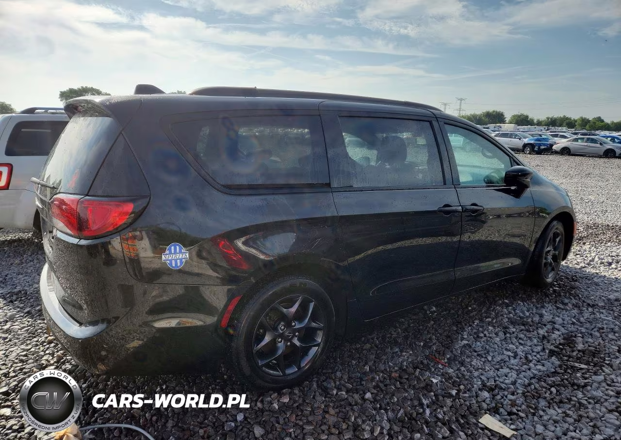 2019 Chrysler Pacifica Touring L Plus VIN:2C4RC1EG1KR667470 - 3