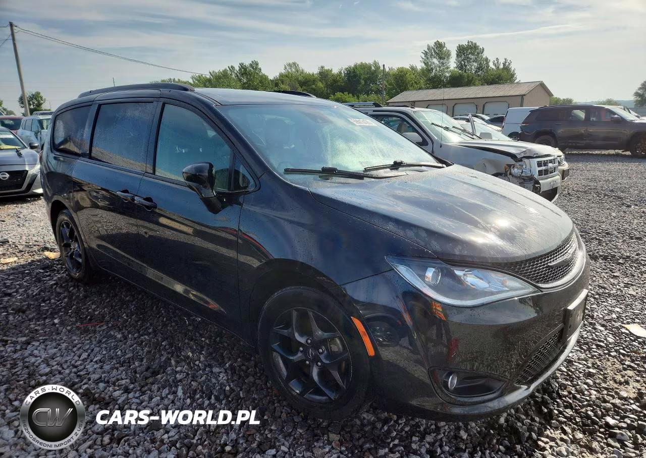 2019 Chrysler Pacifica Touring L Plus VIN:2C4RC1EG1KR667470 - 4