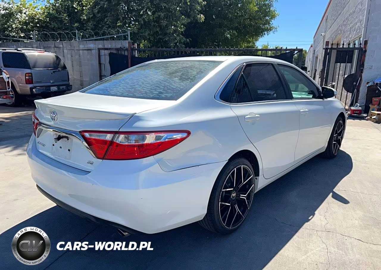 2015 Toyota Camry Le VIN:4T1BF1FK1FU068987 - 4