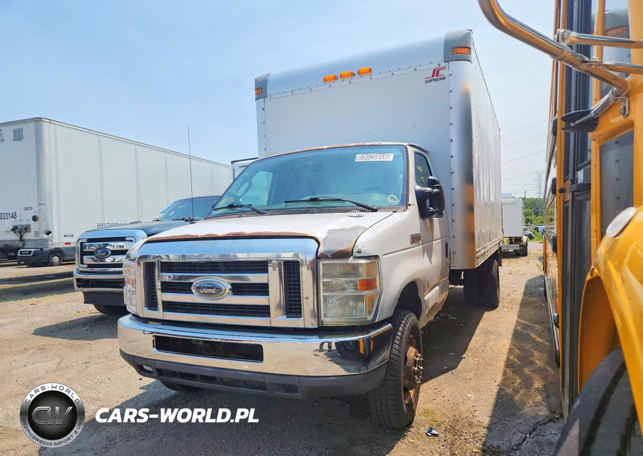 2013 Ford Econoline E450 Super Duty Cutaway Van