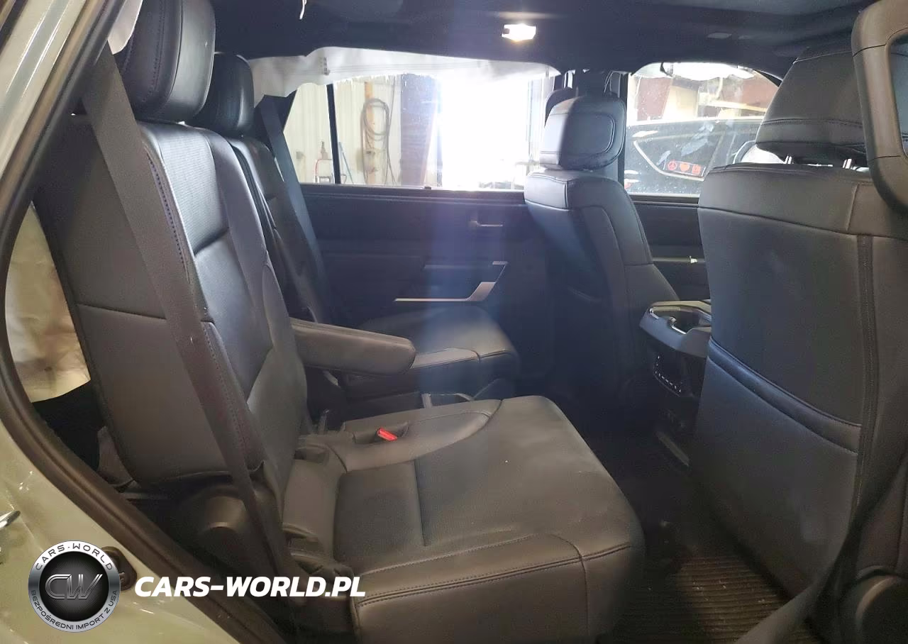2026 Toyota Sequoia Platinum VIN:7SVAAABA3TX090291 - 10