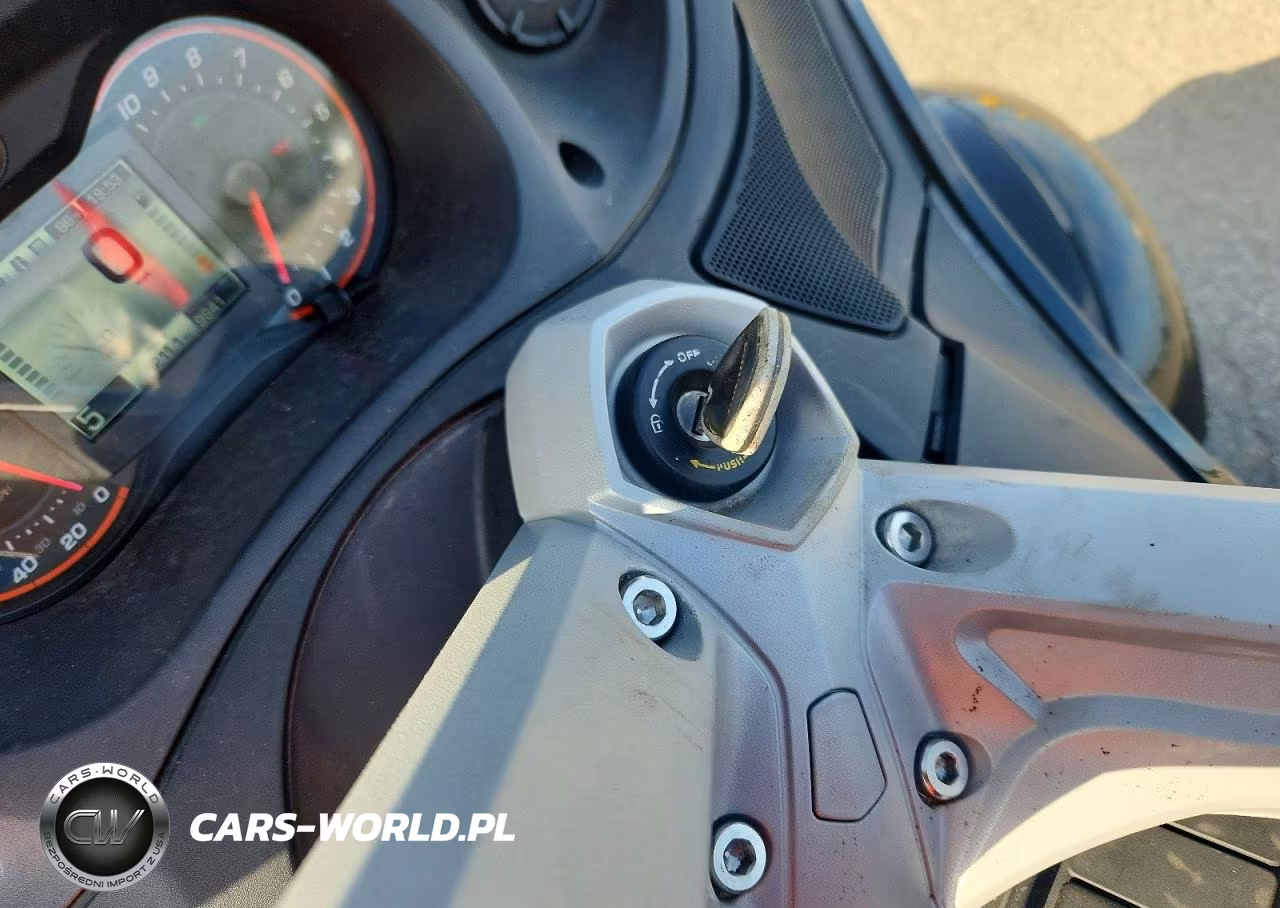 2016 Can-Am Spyder Roadster Rt VIN:2BXNBDD29GV003859 - 8