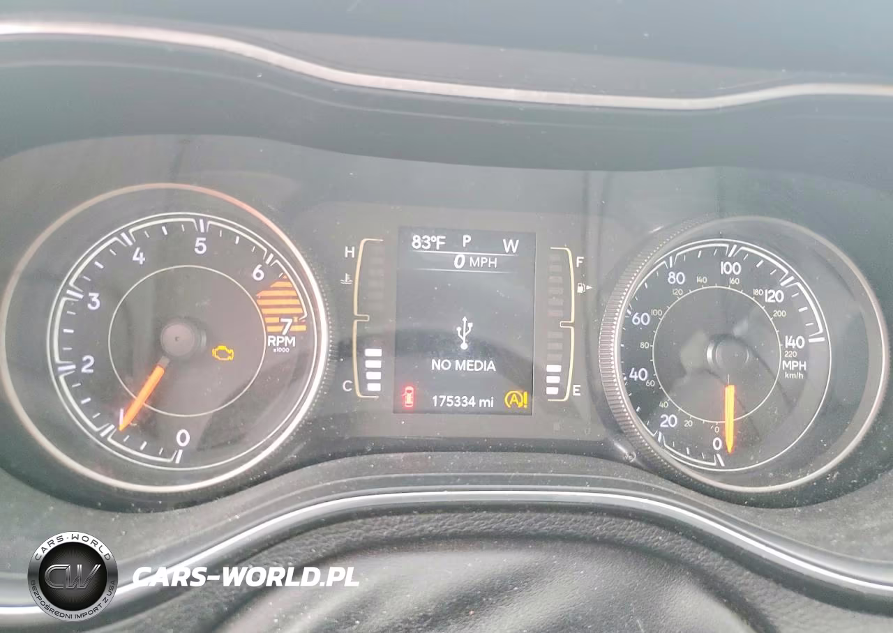 2019 Jeep Cherokee Latitude VIN:1C4PJLCB8KD145096 - 9