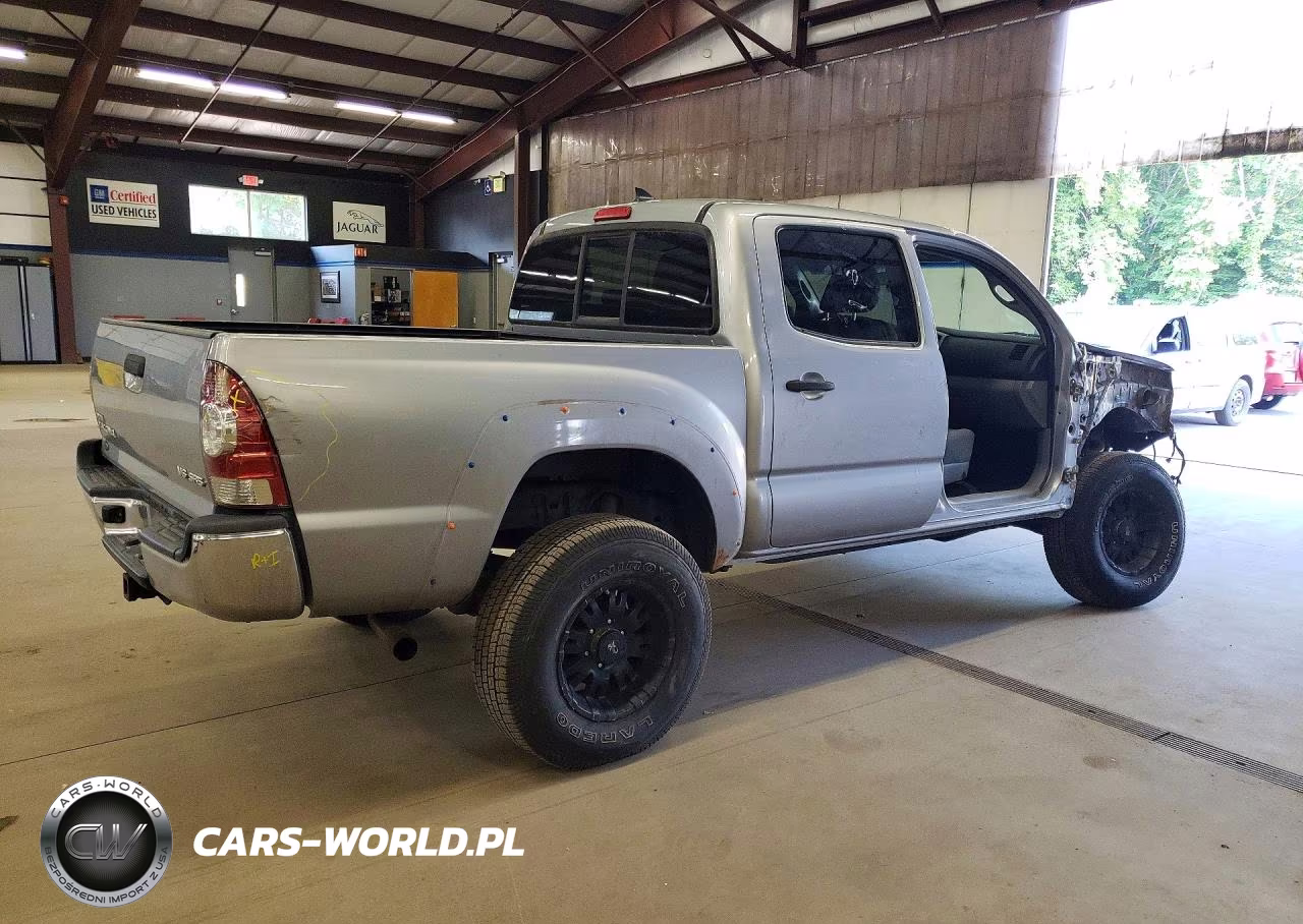2015 Toyota Tacoma V6 VIN:3TMLU4EN2FM186028 - 3