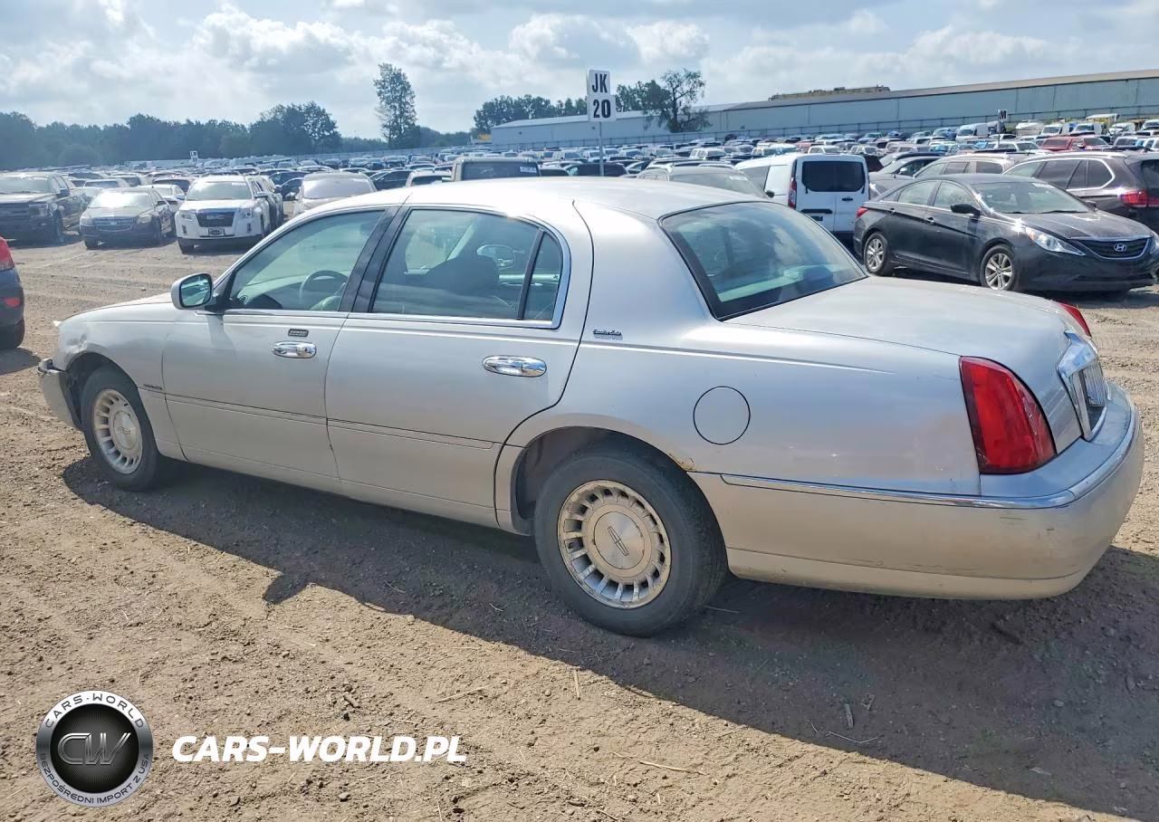 2000 Lincoln Town Car Executive VIN:1LNHM81W8YY770044 - 2