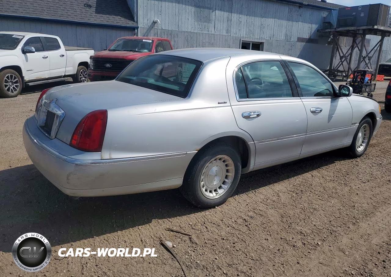 2000 Lincoln Town Car Executive VIN:1LNHM81W8YY770044 - 3