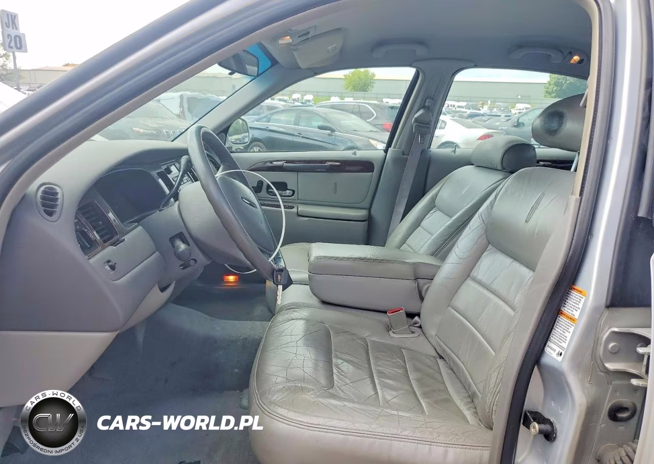 2000 Lincoln Town Car Executive VIN:1LNHM81W8YY770044 - 7