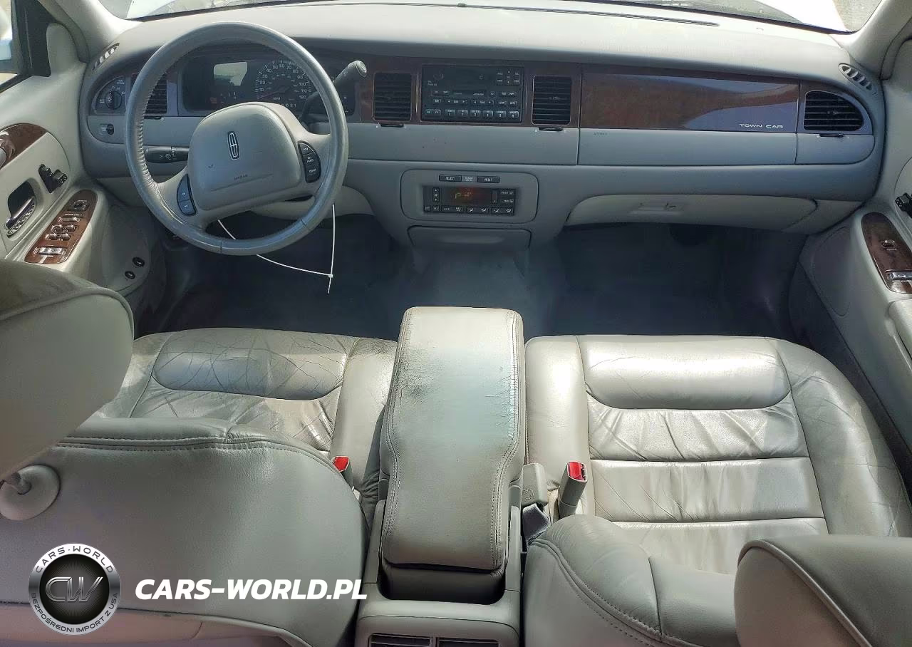 2000 Lincoln Town Car Executive VIN:1LNHM81W8YY770044 - 8