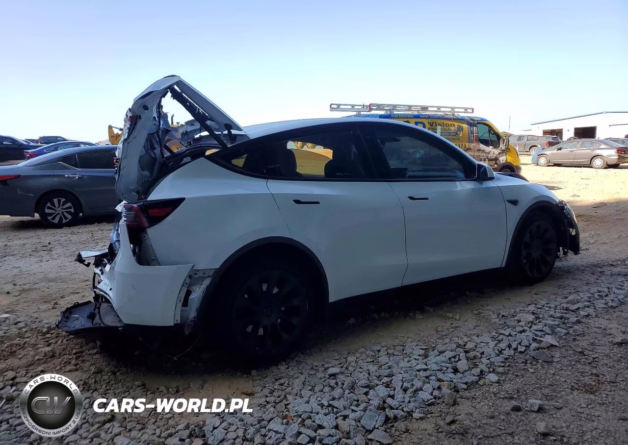 2020 Tesla Model Y VIN:5YJYGDEE2LF046140 - 3