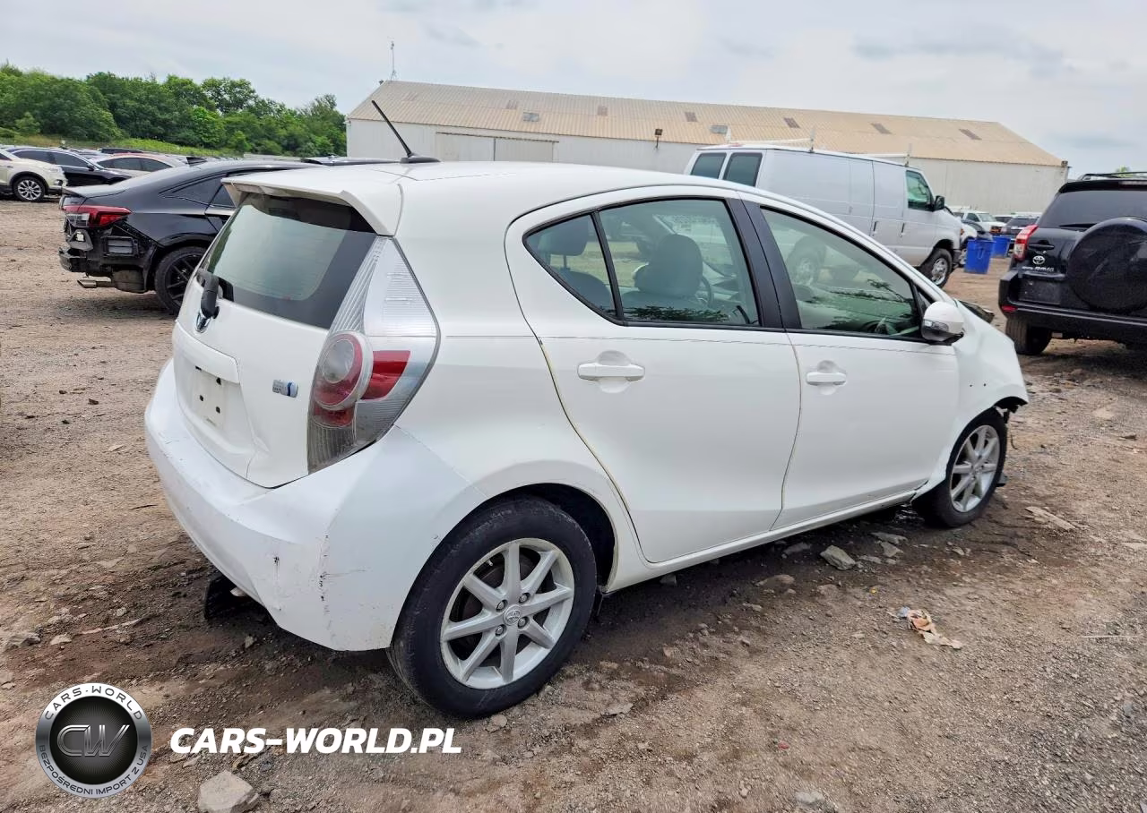 2013 Toyota Prius C Four VIN:JTDKDTB33D1041051 - 3