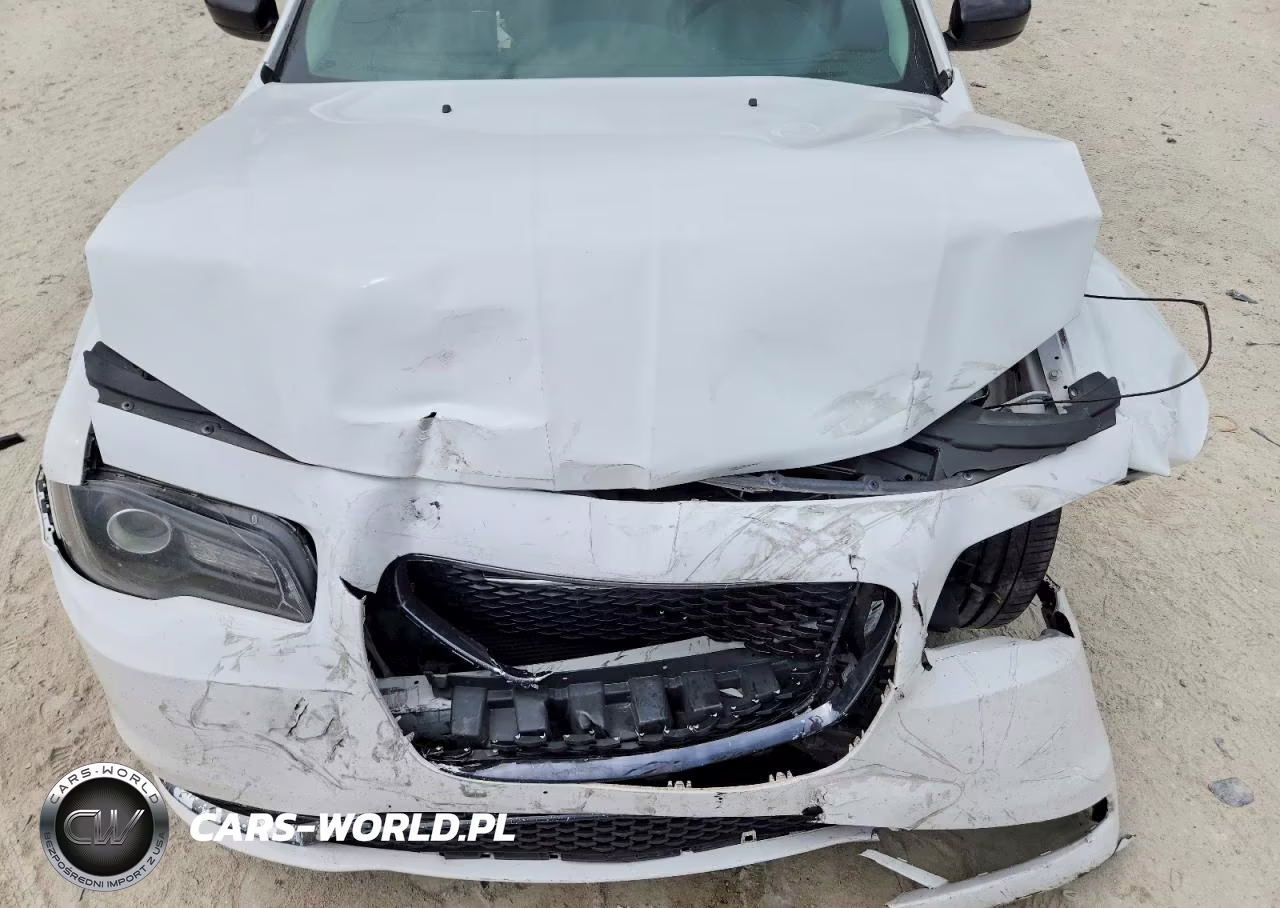 2018 Chrysler 300 Touring VIN:2C3CCAAG6JH320253 - 11