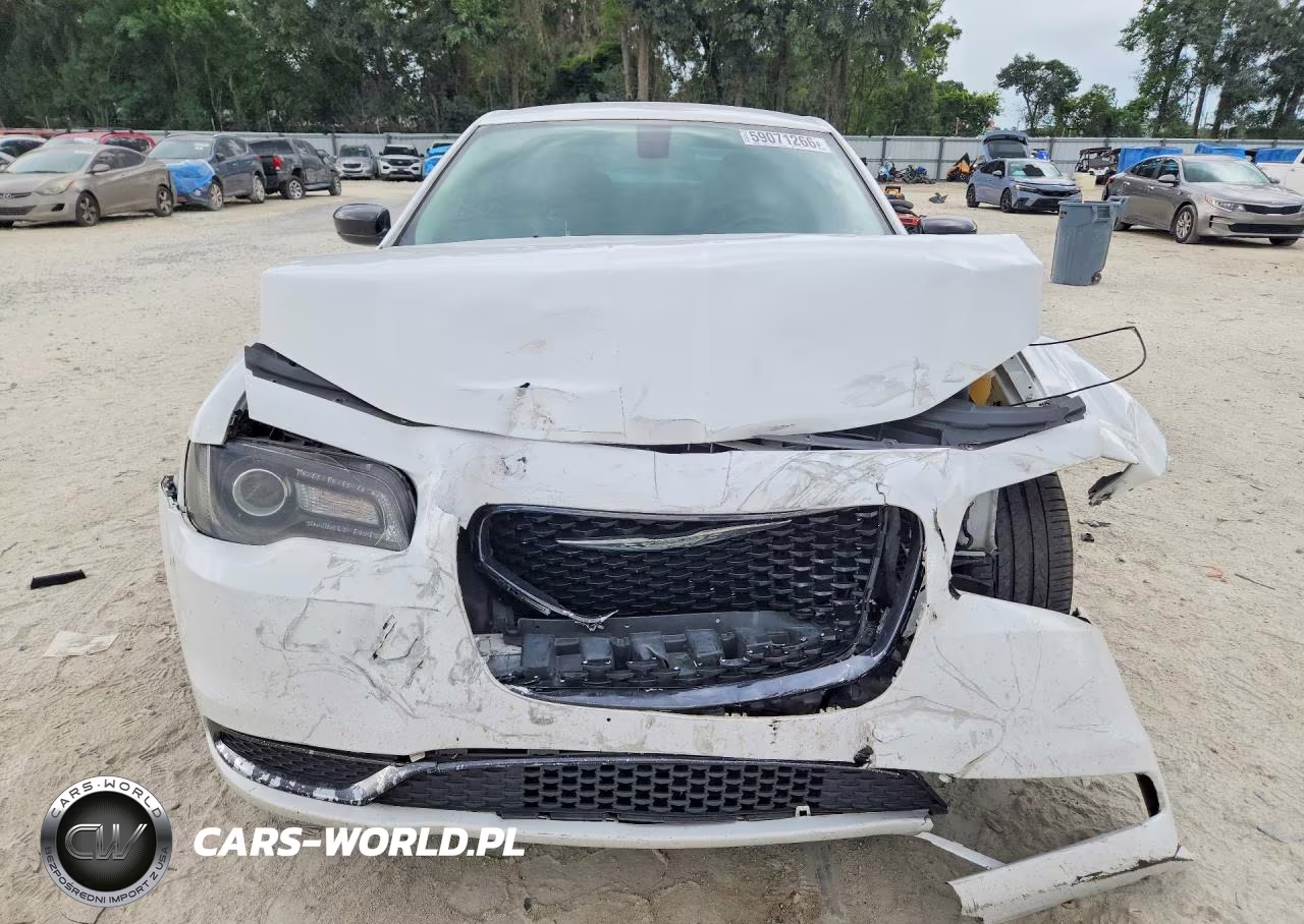 2018 Chrysler 300 Touring VIN:2C3CCAAG6JH320253 - 5
