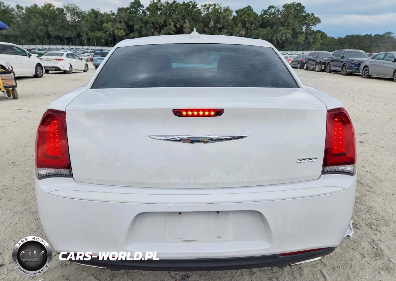 2018 Chrysler 300 Touring VIN:2C3CCAAG6JH320253 - 6