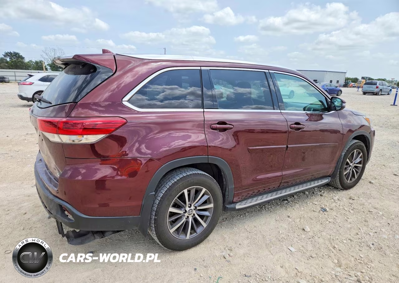 2018 Toyota Highlander Xle VIN:5TDKZRFH7JS266906 - 3