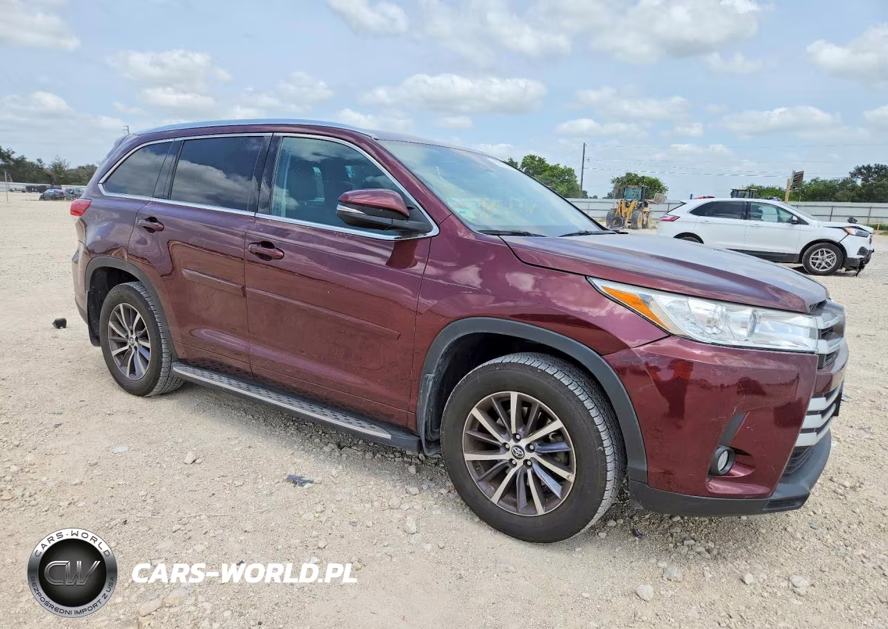 2018 Toyota Highlander Xle VIN:5TDKZRFH7JS266906 - 4
