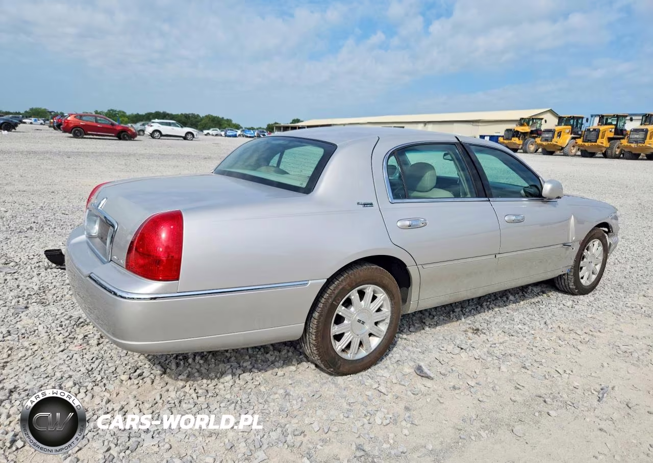 2008 Lincoln Town Car Signature Limited VIN:2LNHM82V68X659949 - 3