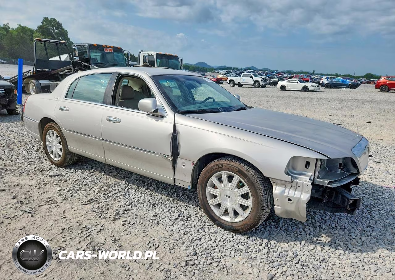 2008 Lincoln Town Car Signature Limited VIN:2LNHM82V68X659949 - 4