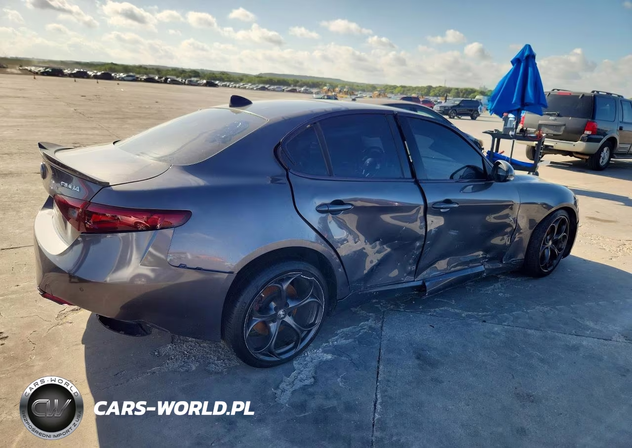 2018 Alfa Romeo Giulia Ti VIN:ZARFAECN2J7583259 - 3