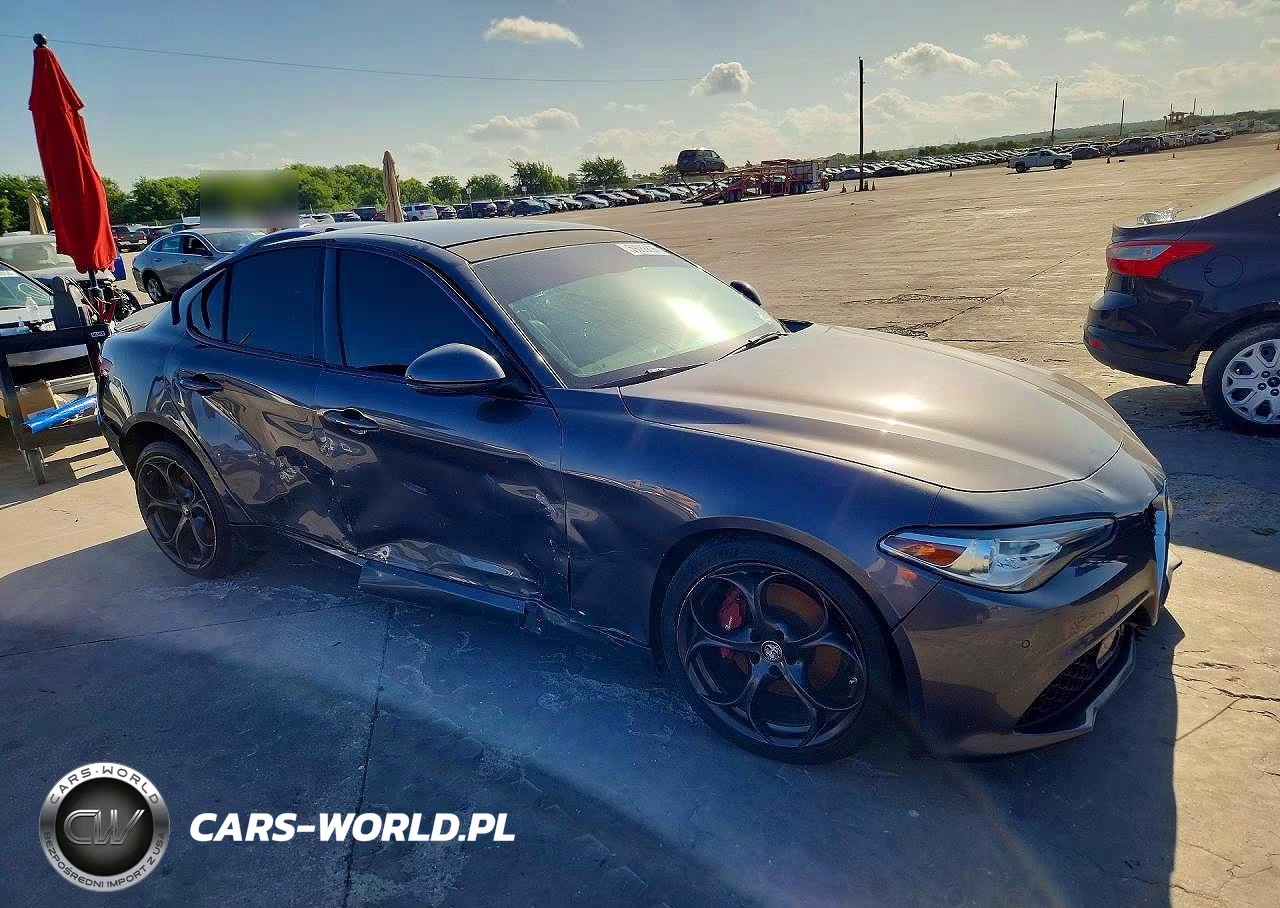 2018 Alfa Romeo Giulia Ti VIN:ZARFAECN2J7583259 - 4