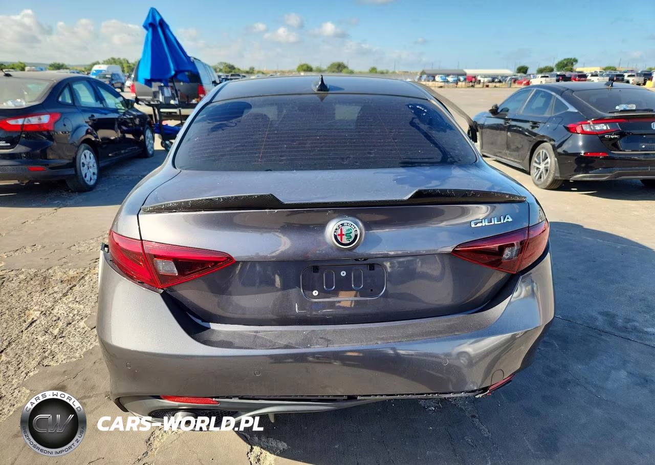 2018 Alfa Romeo Giulia Ti VIN:ZARFAECN2J7583259 - 6