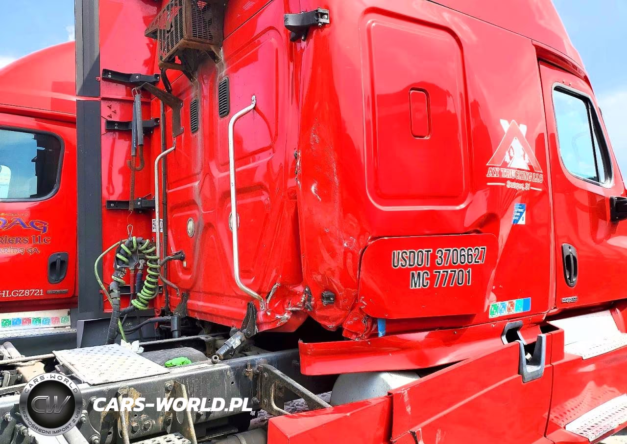 2015 Freightliner Cascadia Semi Truck VIN:3AKJGLD56FSGG3387 - 9
